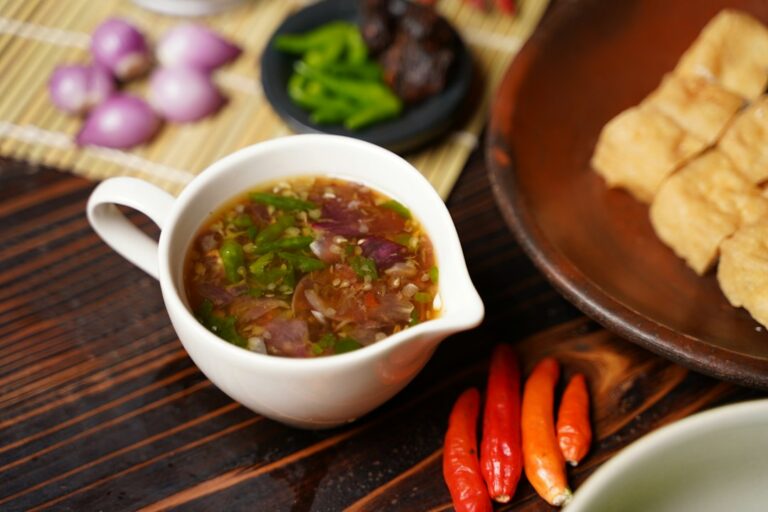 Waar komt sambal vandaan? De oorsprong van dit pittige condiment