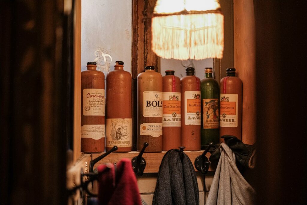 Waar komt jenever vandaan? De oorsprong van onze nationale drank