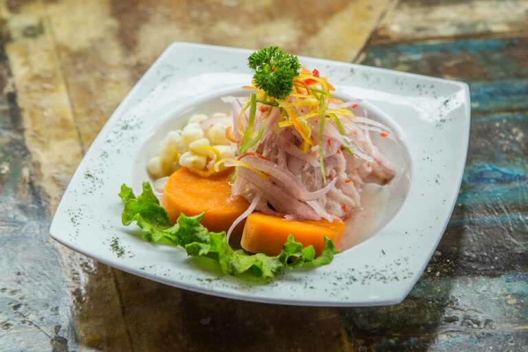 Waar komt ceviche vandaan? De oorsprong van dit zuurse visgerecht
