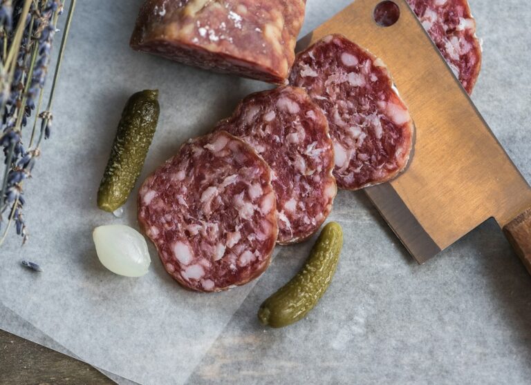Waar komt salami vandaan? De Italiaanse oorsprong uitgelegd